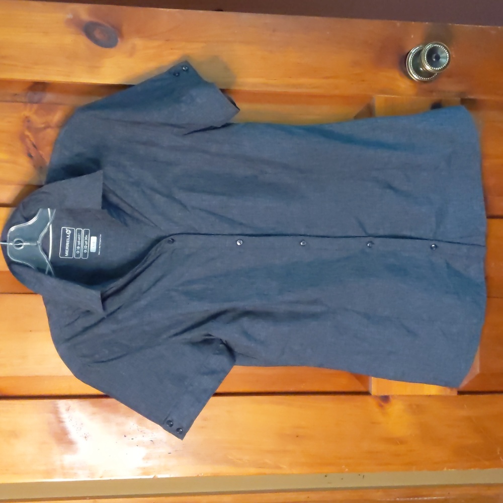 Merrell* ladies hiking shirt upf 30+, button front, cap sleeve button detailing